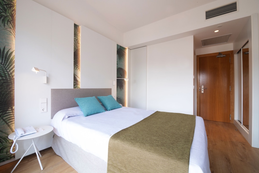 JS Yate Hotel 20/68