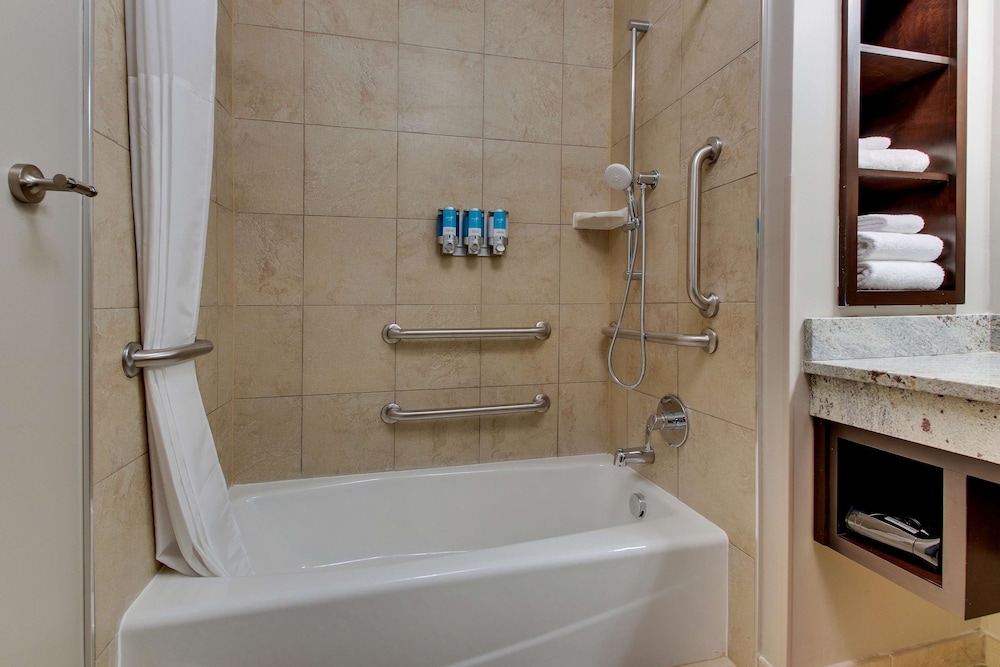 Drury Inn & Suites Cleveland Beachwood 48/50