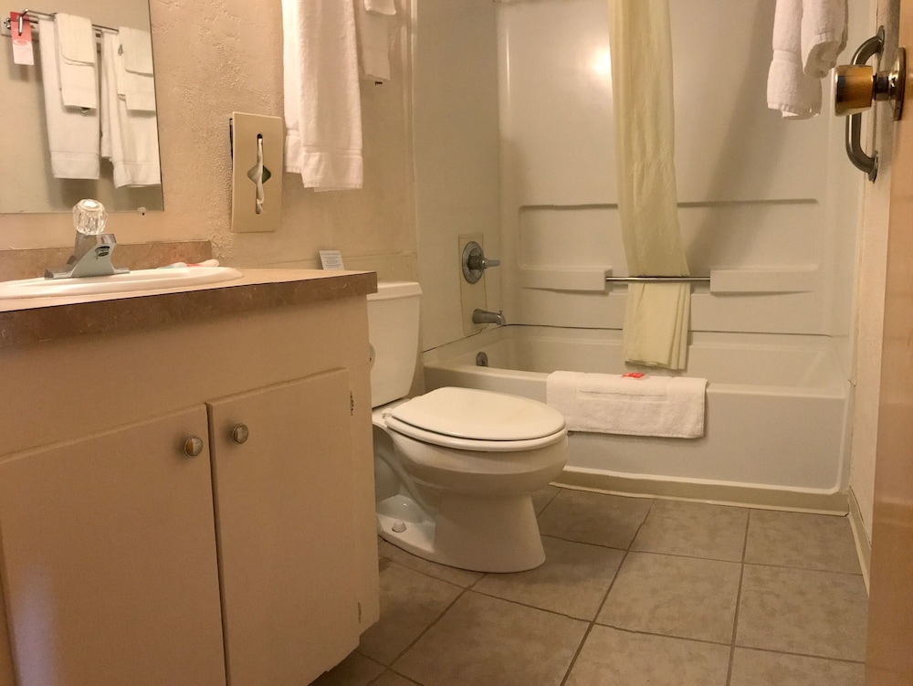 Adirondack Efficiencies Ex Econo Lodge Watertown 41/43