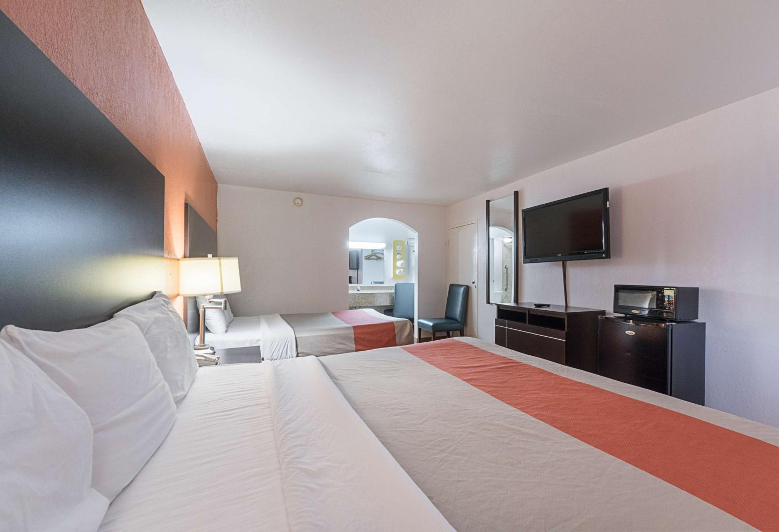 2 Queen Beds - Non-Smoking, Micfridge، Motel6 San Antonio, TX - I-10 West 8/10