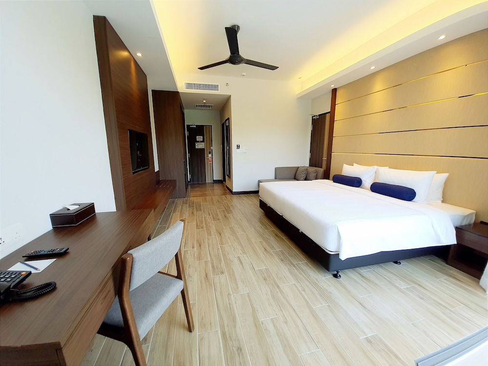 Deluxe King City View Room