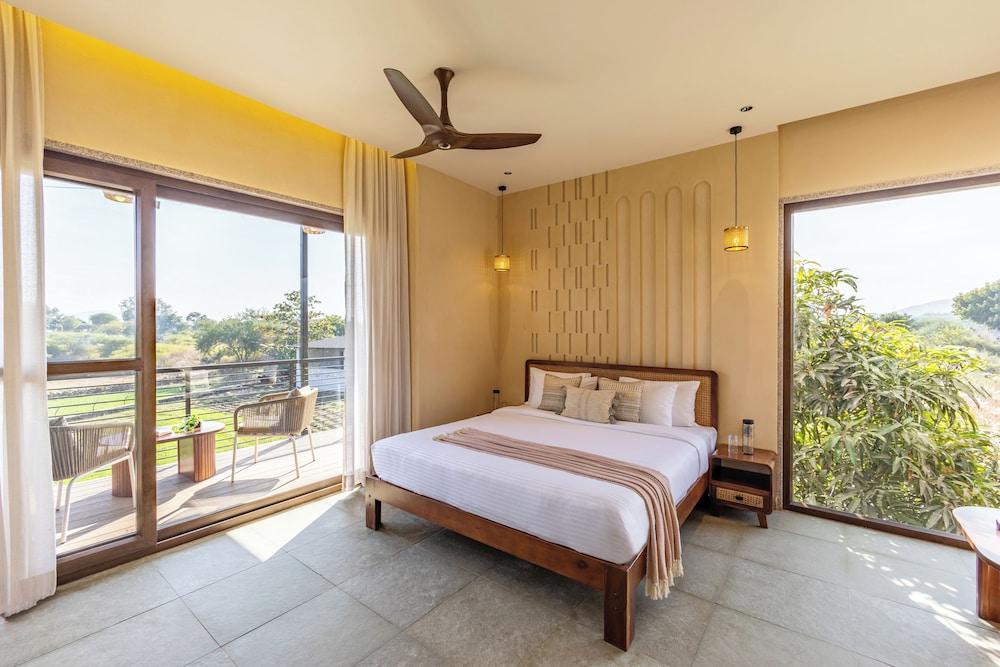ELIVAAS Cows and Cuddles 4 BHK with Pvt Pool and Garden 28/68