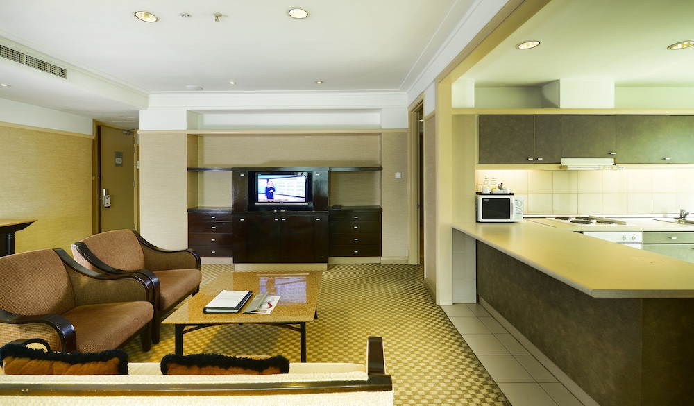 Pacific Regency Hotel Suites 52/70