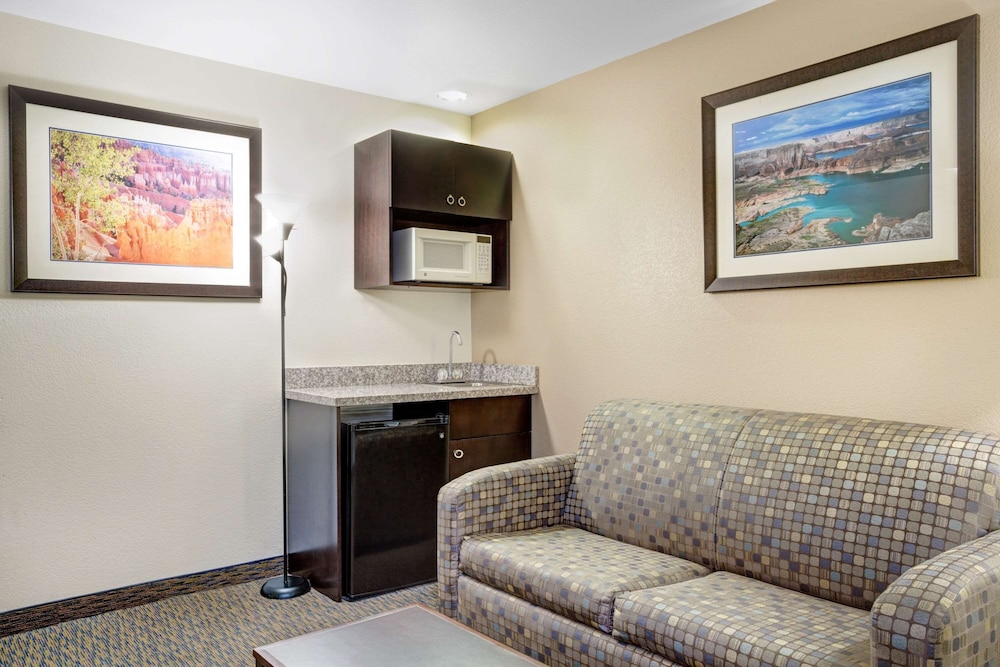 Days Inn and Suites by Wyndham Page Lake Powell 7/31