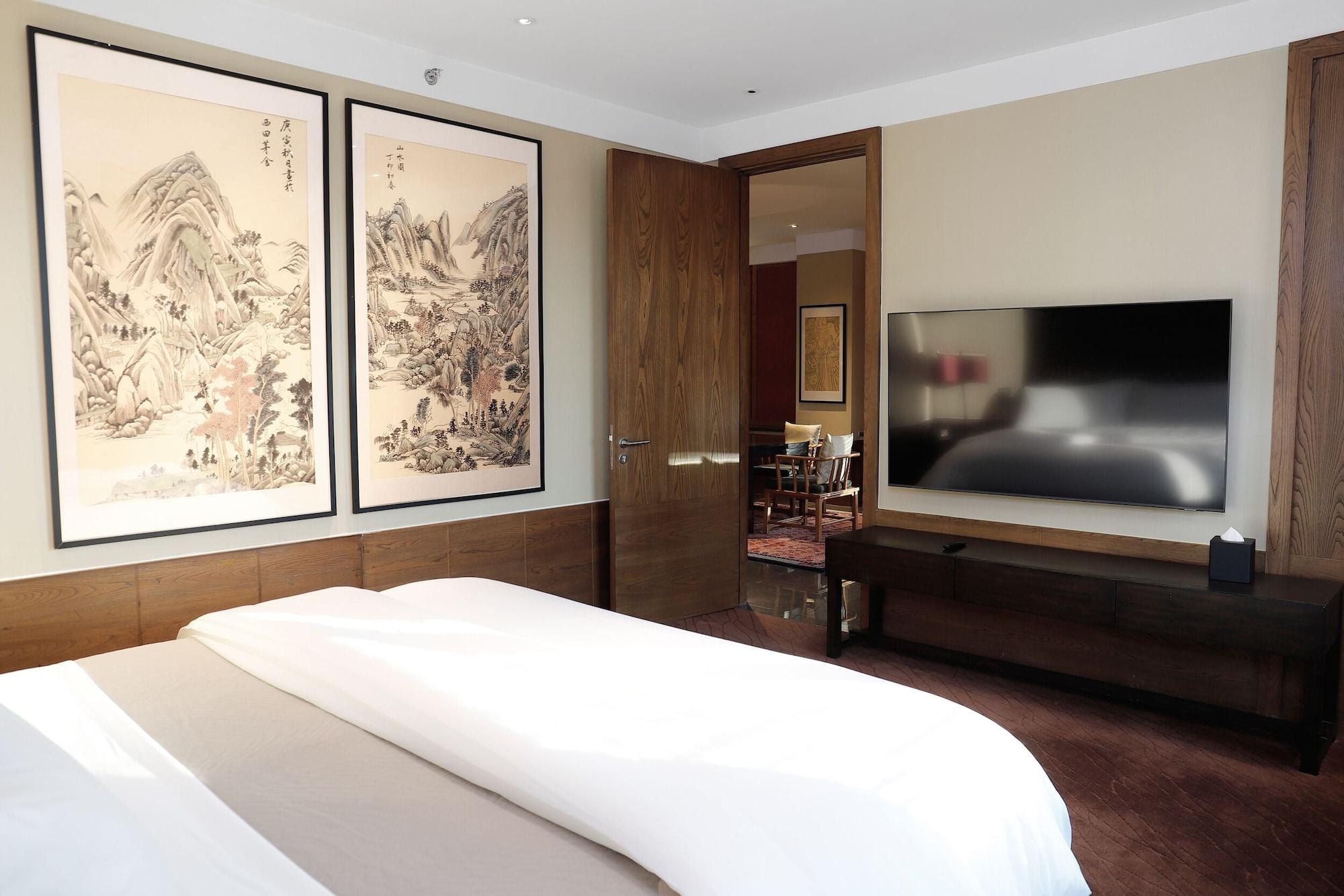 1 Bedroom, Ambassador, Suite, King Bed, Club Lounge Access