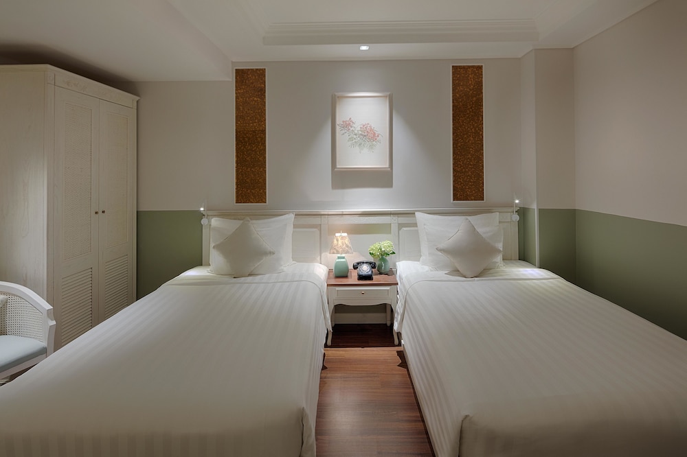 Deluxe, Twin Beds, No Window
