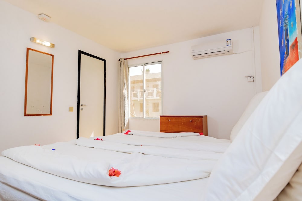 Bungalow Beach Hotel 13/58