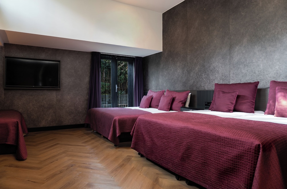 1 Bedroom, Family, 1 Queen and 4 Single Beds, Garden View