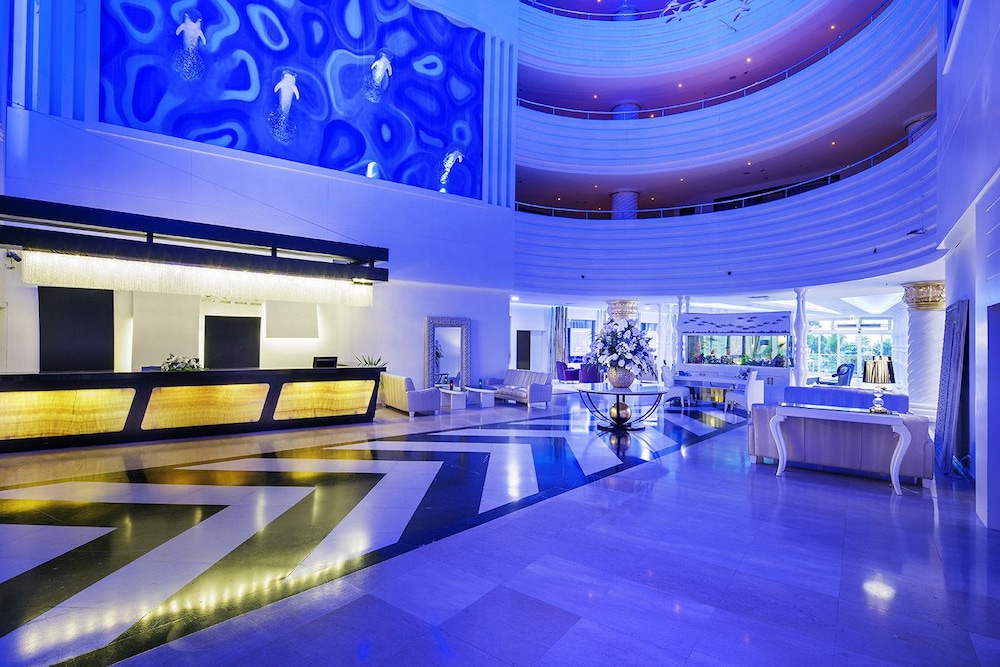 Catamaran Resort Hotel 16/71
