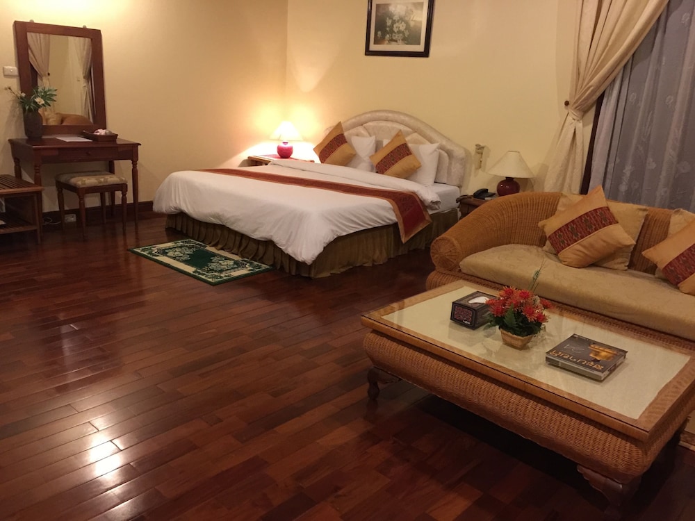 Champasak Palace Hotel 36/65