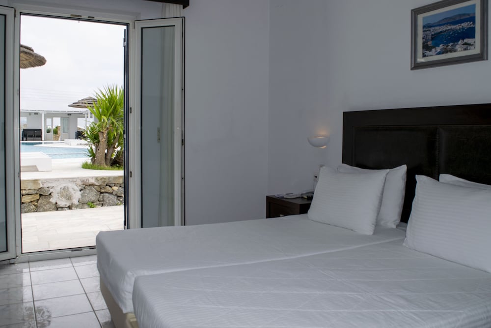 Pool, Twin Beds