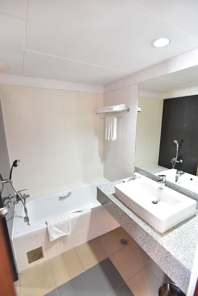 ALOHA HOTEL HAT YAI 64/66