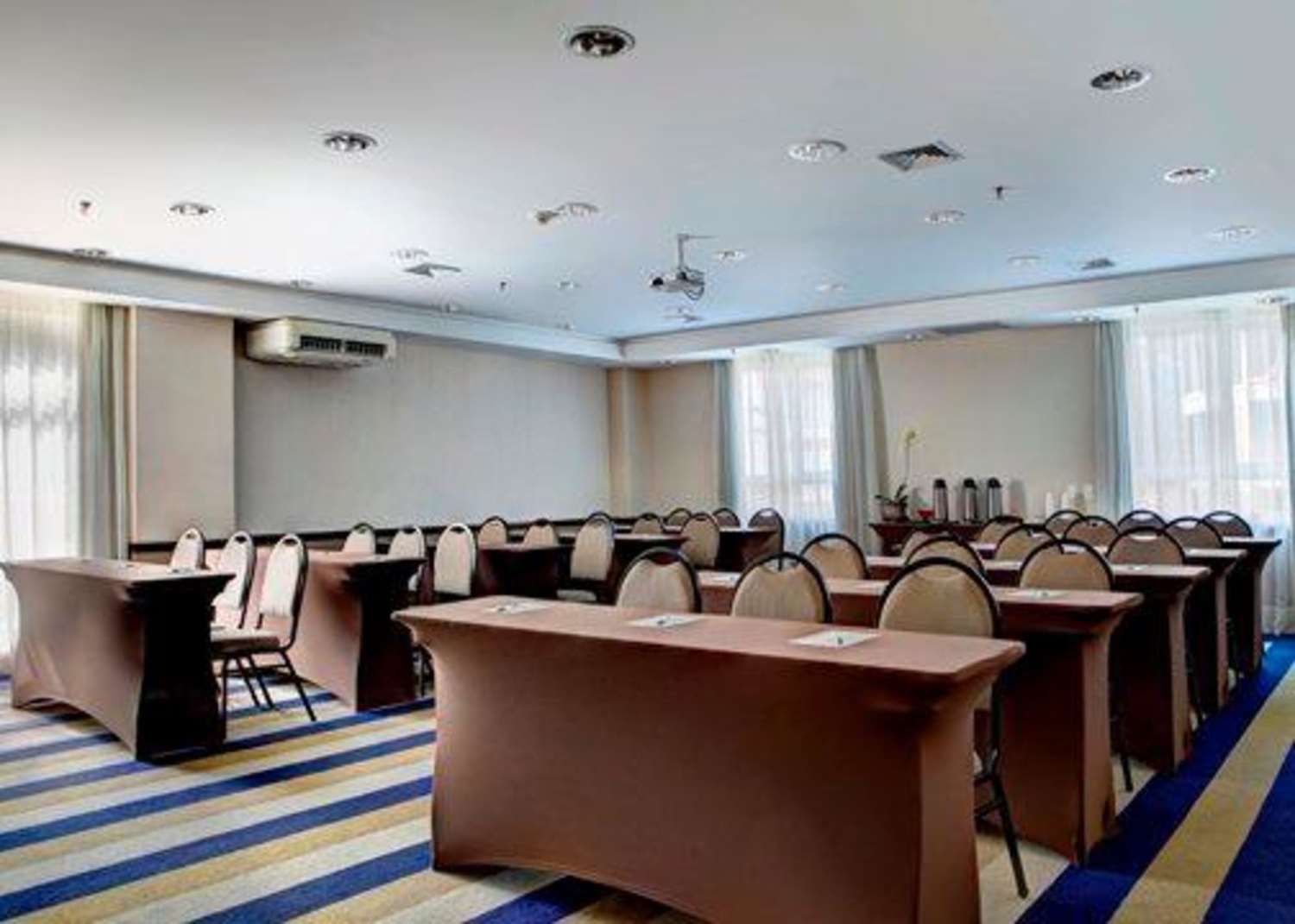 Quality Hotel Curitiba 38/40