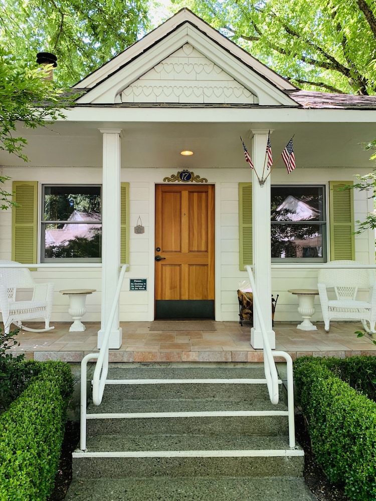 Cottage Grove Inn 7/62