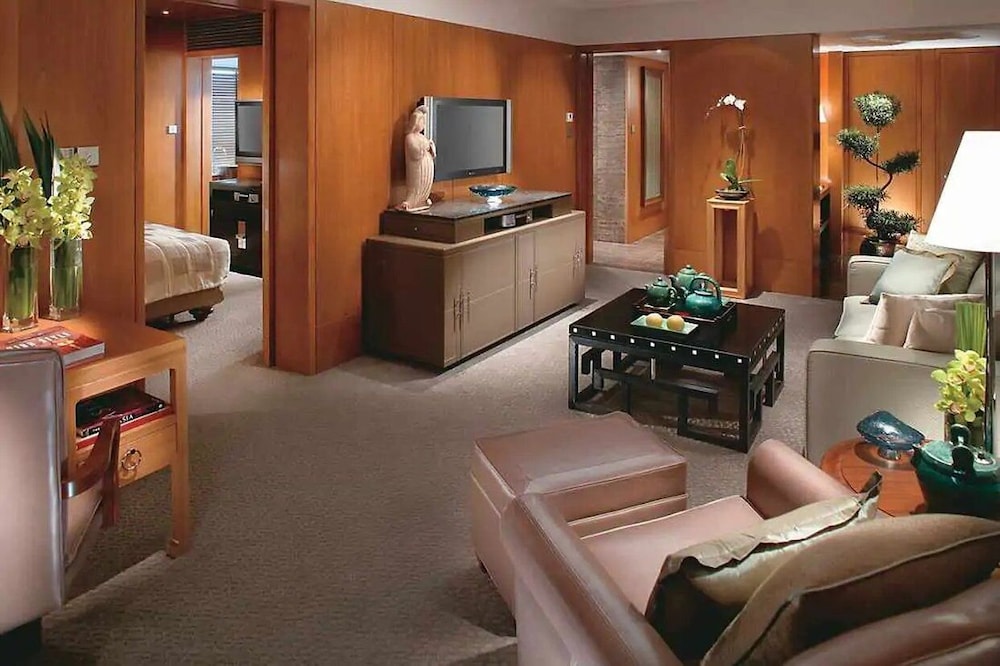 Mandarin Oriental Hong Kong 47/81