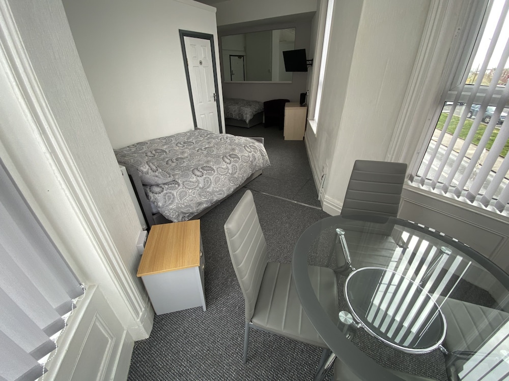 Honley Hotel 18/30
