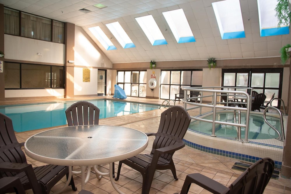 Holiday Lodge Hotel &amp; Conference Center 23/50