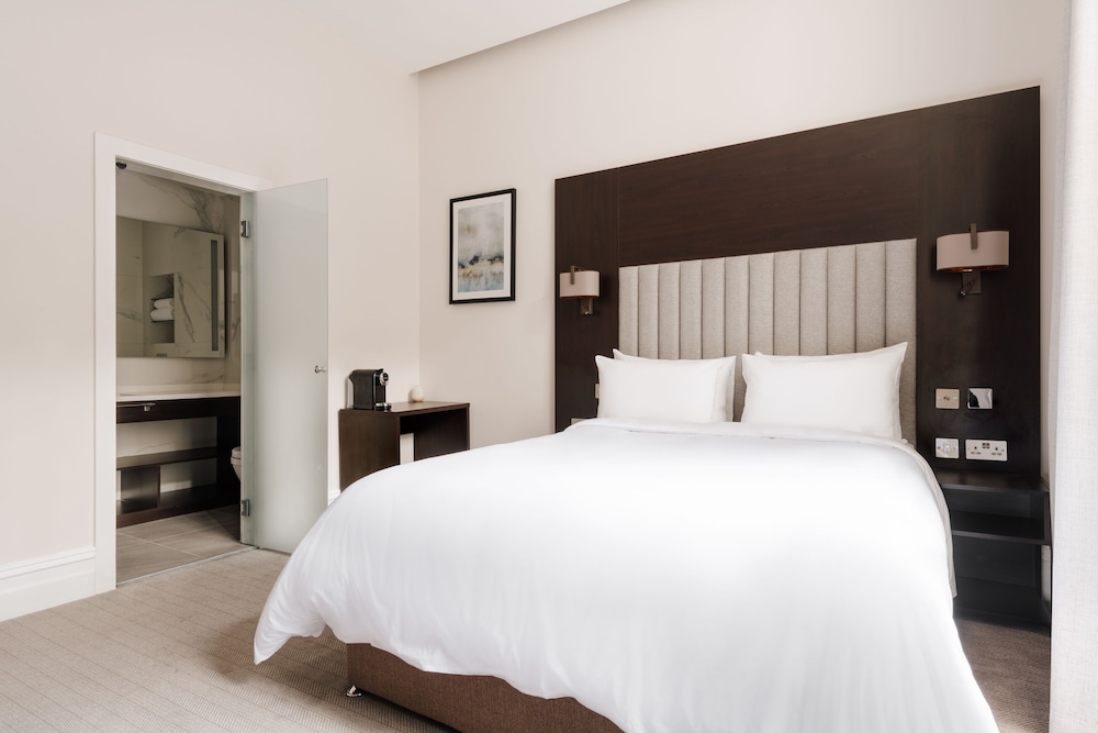 DELUXE, KING BED