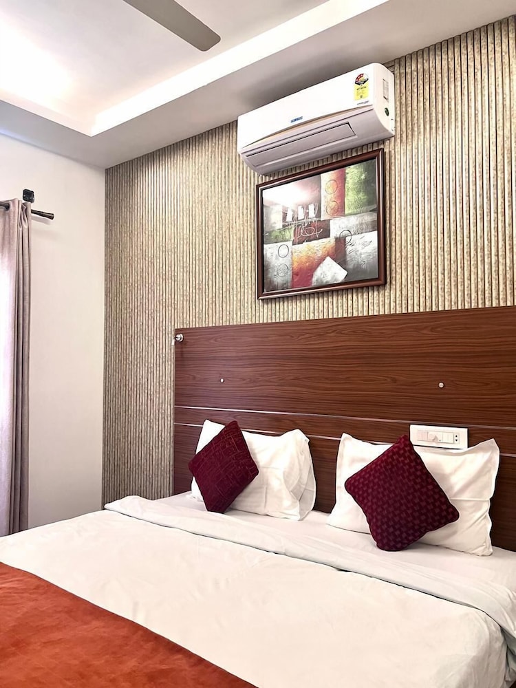 DELUXE, KING BED