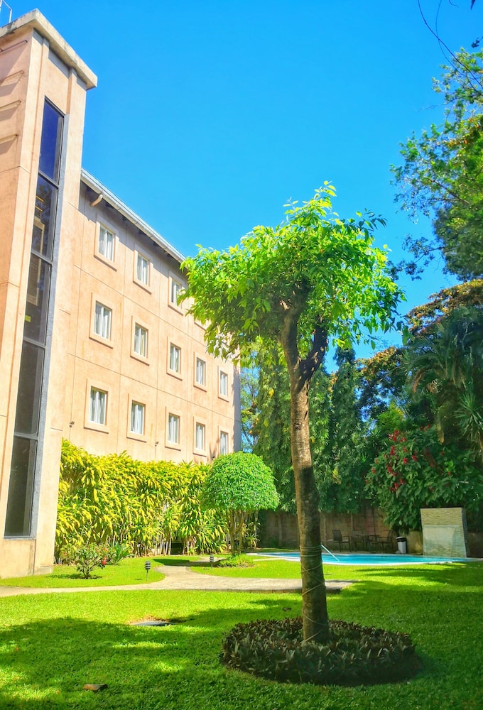 Gardenia Inn Hotel 61/67