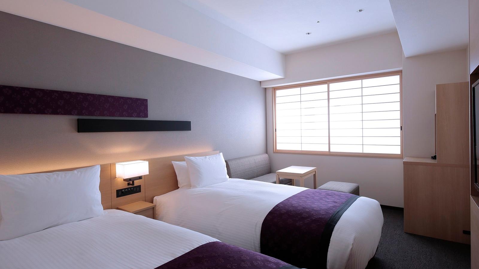 Superior, Twin Beds, Street Side View