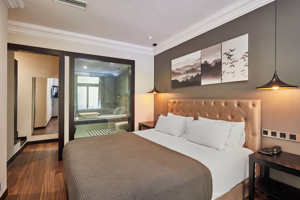 SUPERIOR, QUEEN BED, BALCONY
