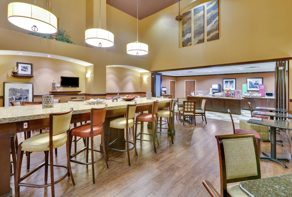 Hampton Inn and Suites Fort Worth/Forest Hill 32/46