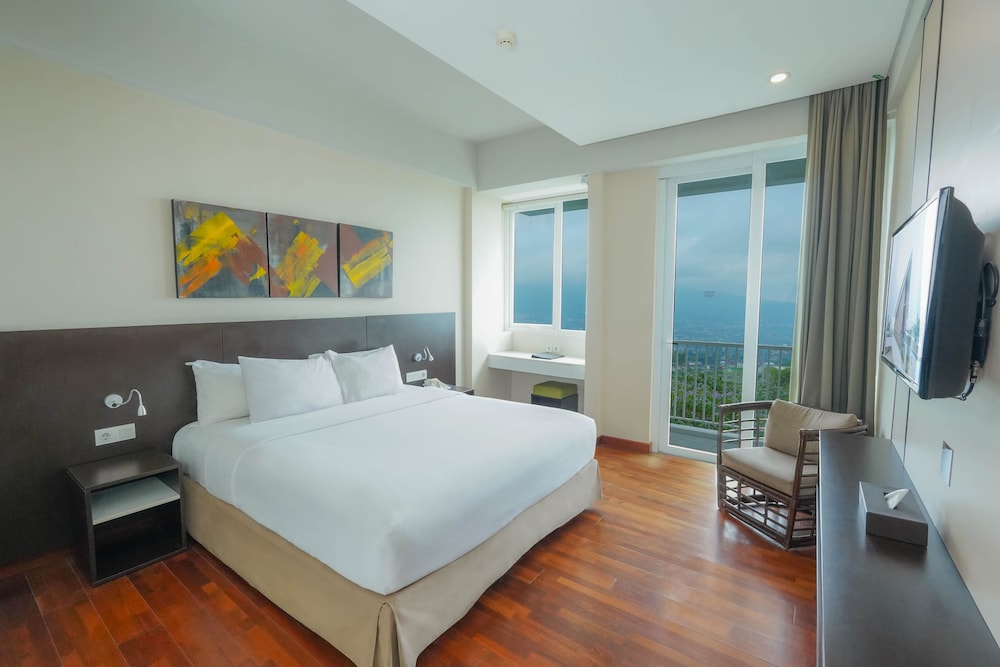 DELUXE, KING BED, BALCONY