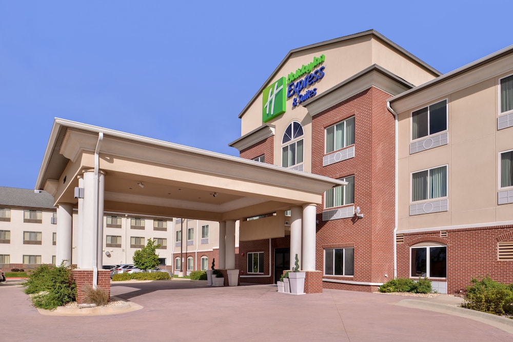 Holiday Inn Express Hotel And Suites Emporia Northwest 1/45