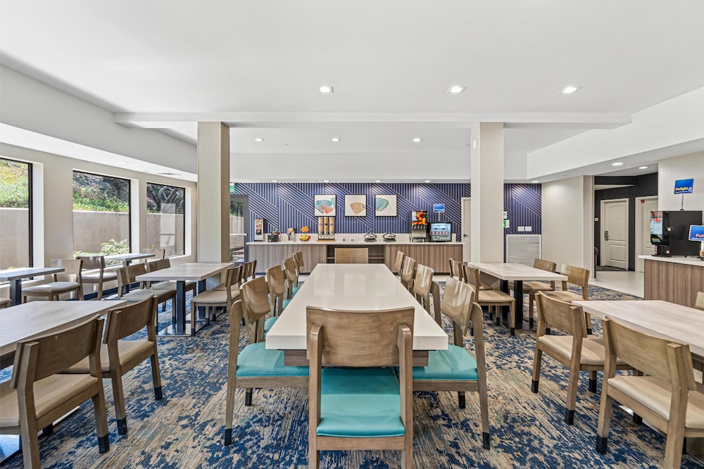 Best Western Valencia/Six Flags Inn & Suites 43/59