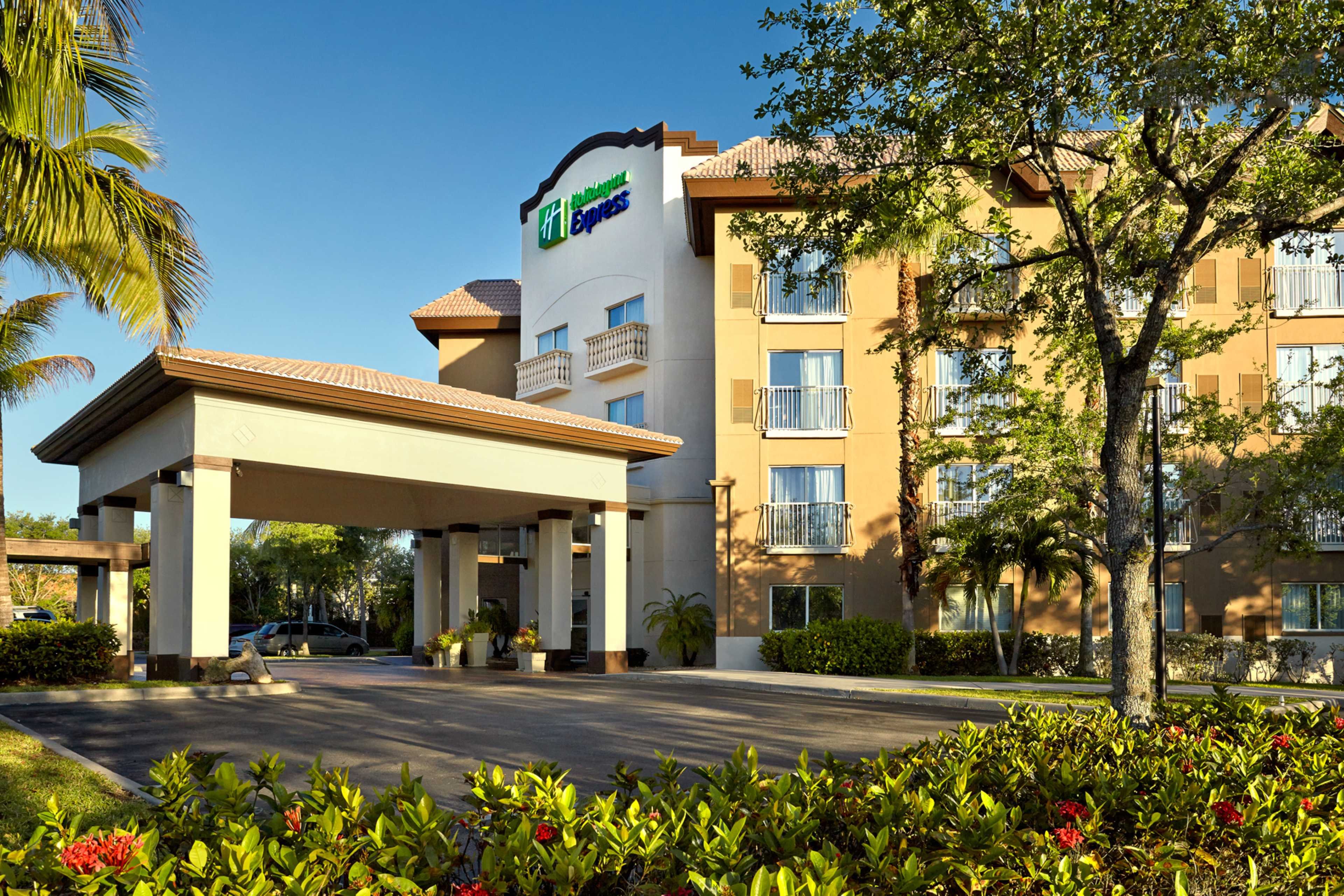 Holiday Inn Express and Suites Naples Downtown 59/64