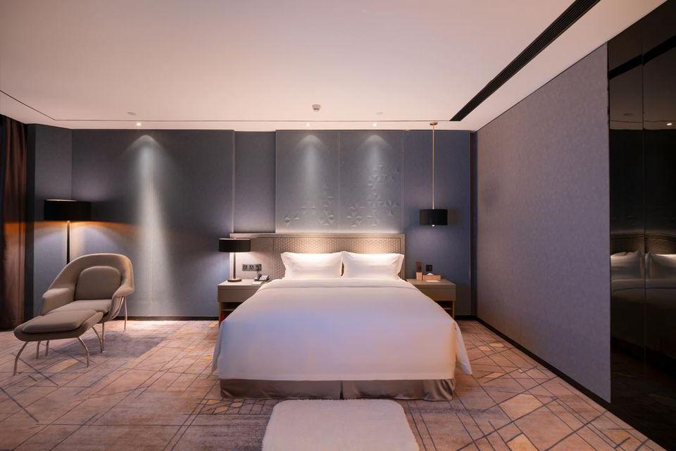 Smart, Deluxe, Suite, Queen Bed, Bathtub