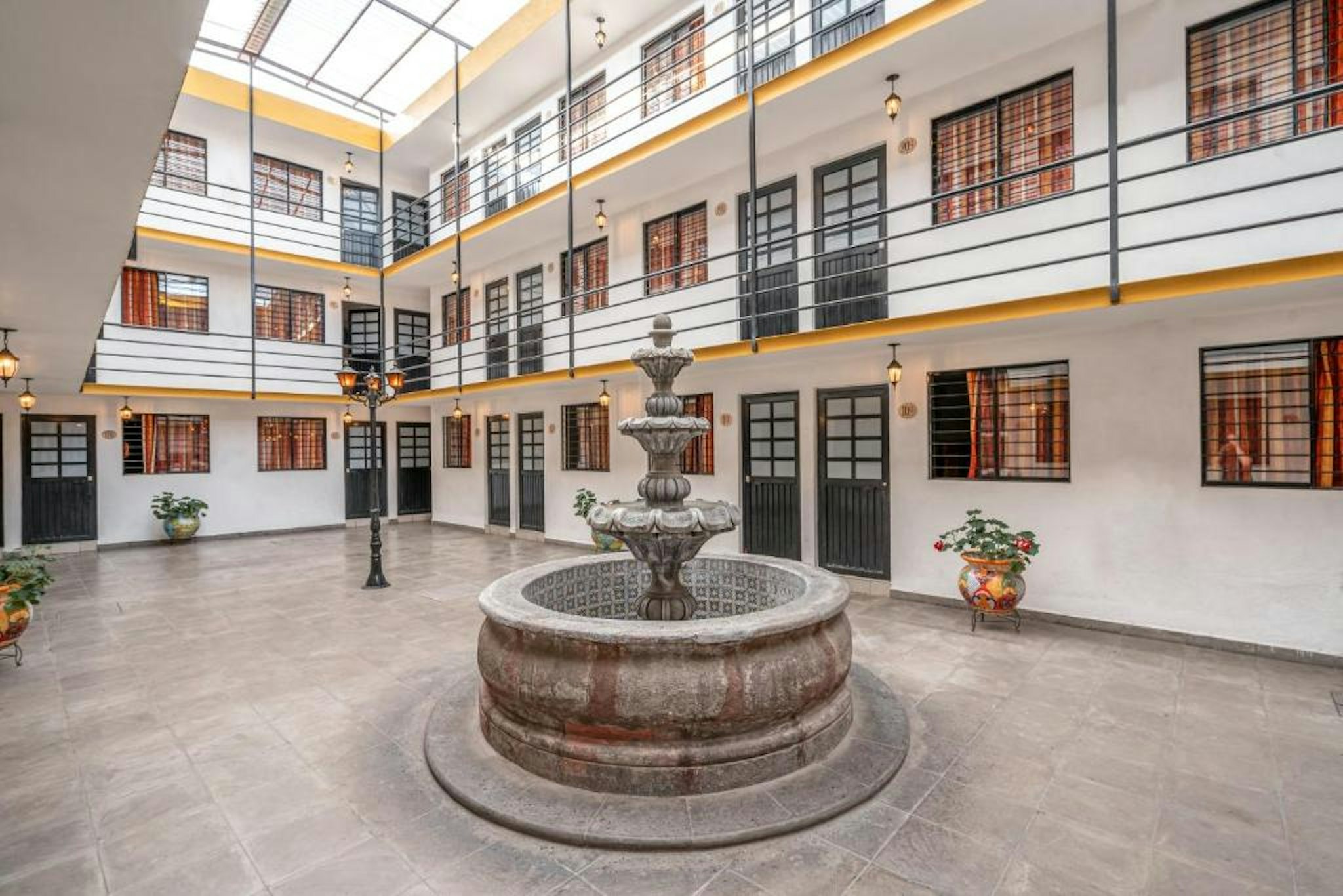 Cinco de Mayo Hotel 19/25