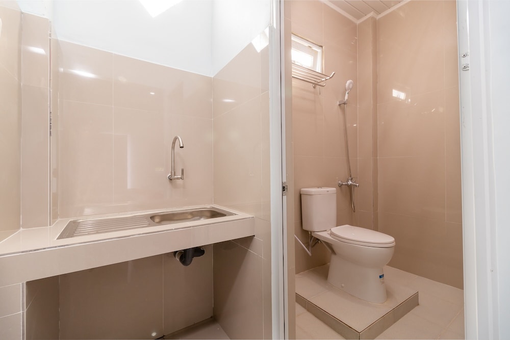 RedDoorz Plus near Palembang Icon Mall 2 13/15