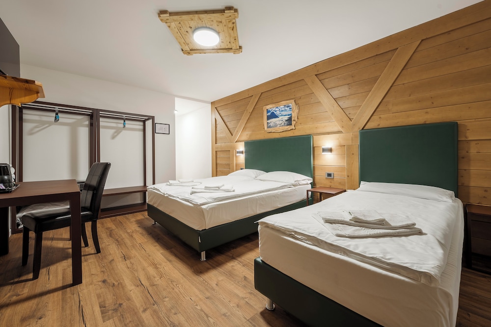 ROOM, TRIPLE, BALCONY