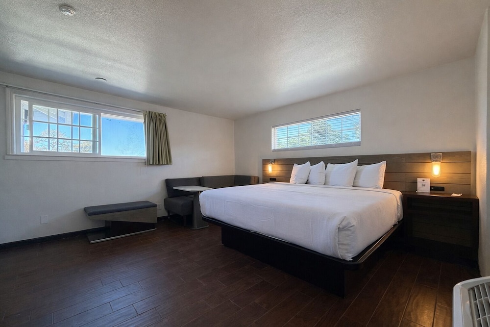 SIGNATURE, KING BED