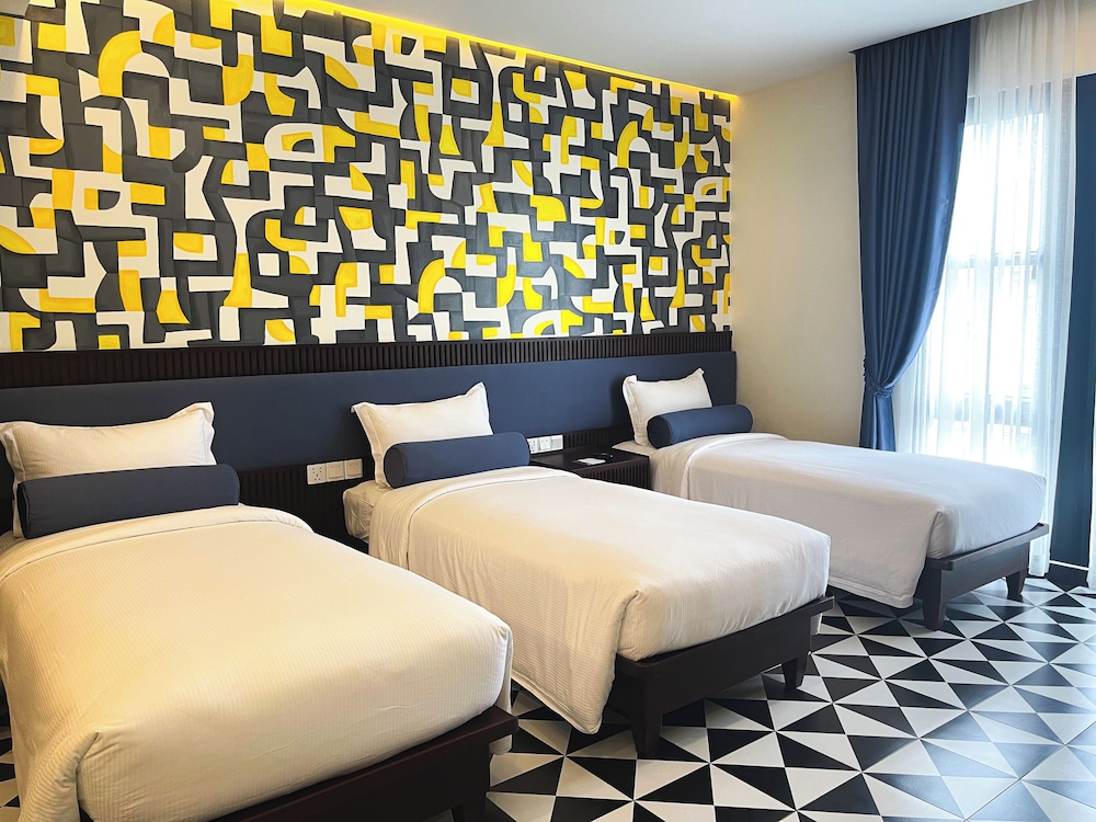 ROOM, TRIPLE, PRIVATE BATHROOM