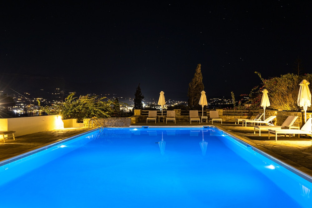 Akrotiri Hotel 37/68