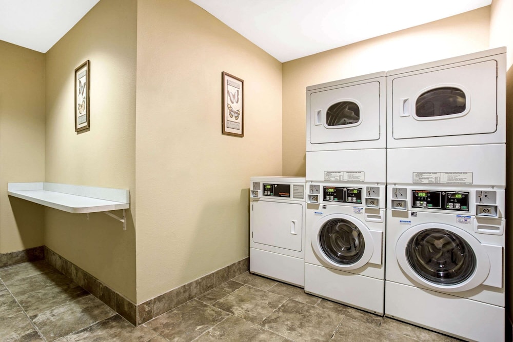 La Quinta Inn & Suites by Wyndham Dickinson 24/50