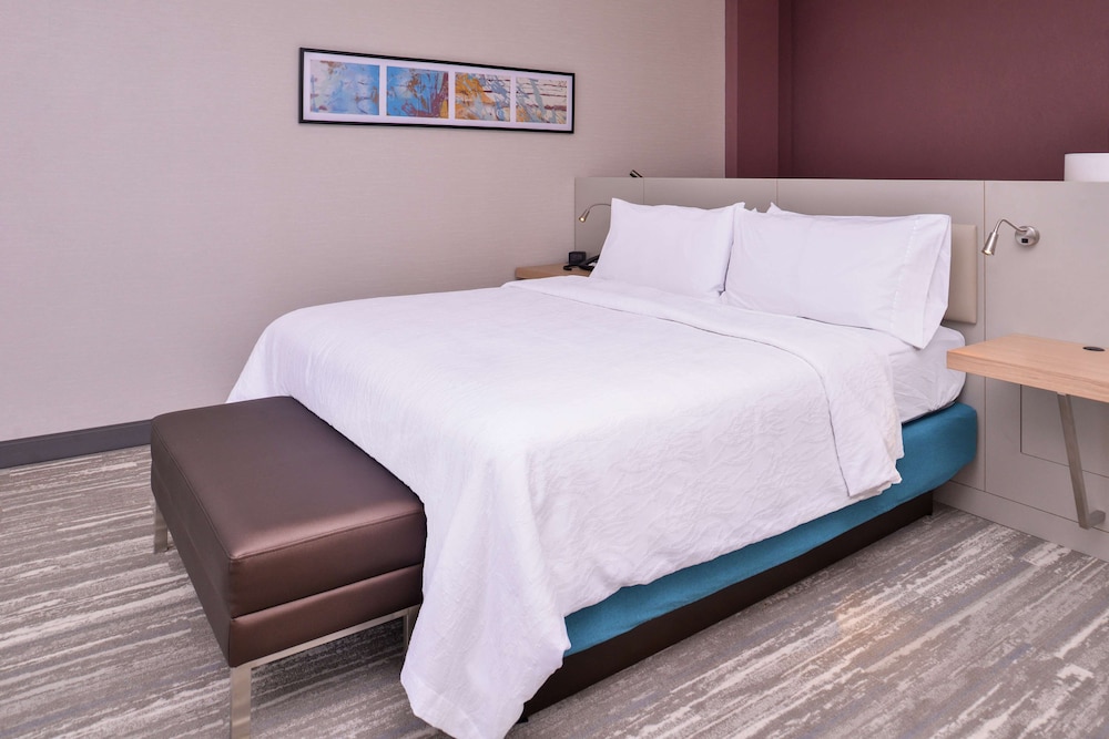 DELUXE, KING BED, ACCESSIBLE