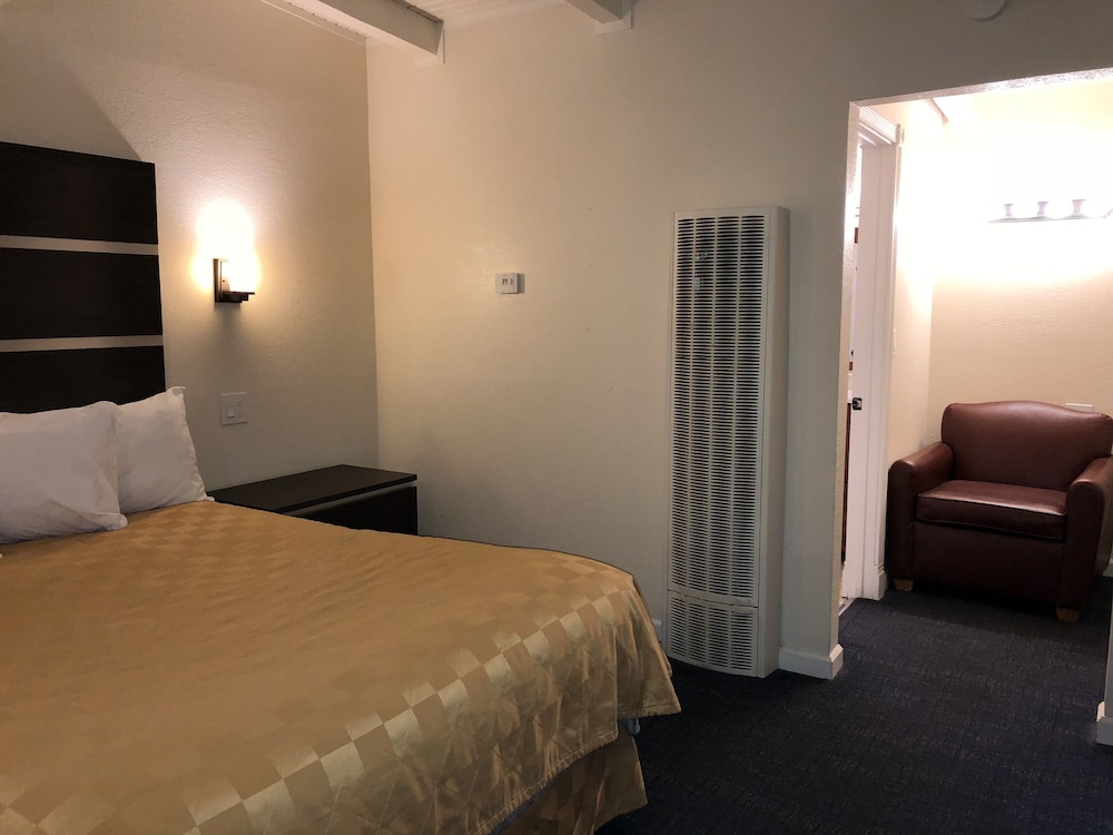 Cedar Inn & Suites 16/64
