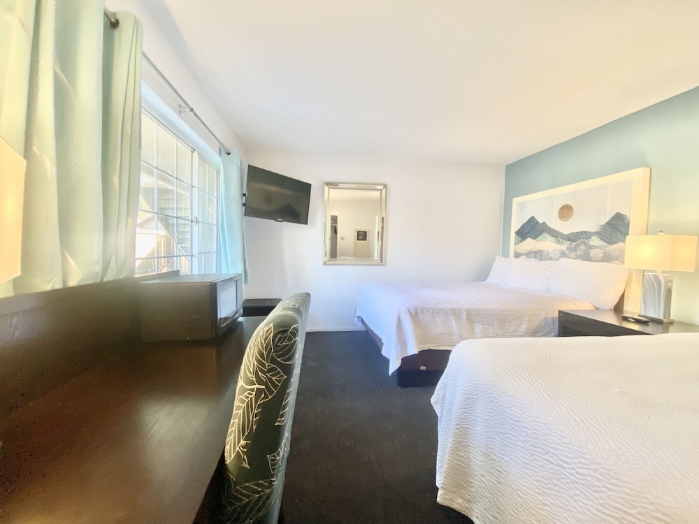 Bluebird Day Inn & Suites 21/68