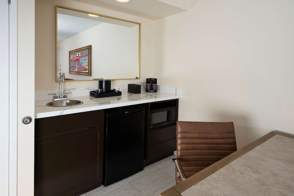 Embassy Suites by Hilton Phoenix Scottsdale 9/57