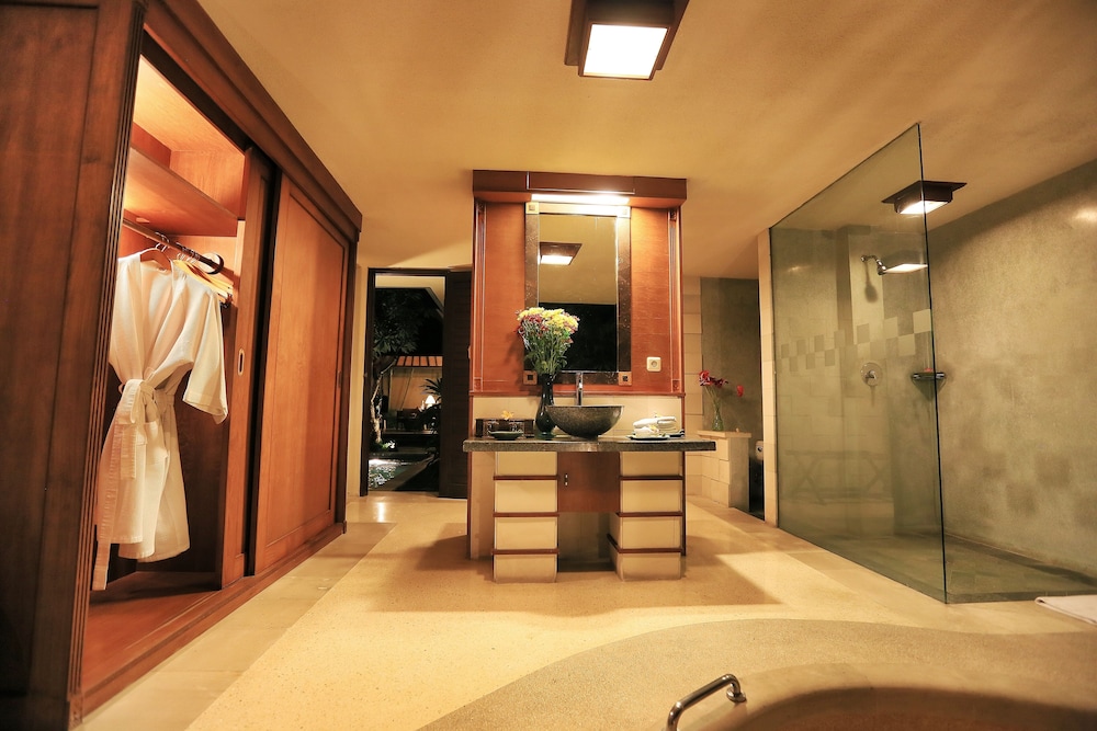 THE SANYAS SUITE 34/72