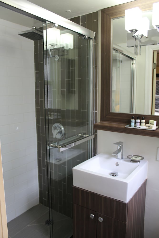 Executive Hotel Pacific 17/50