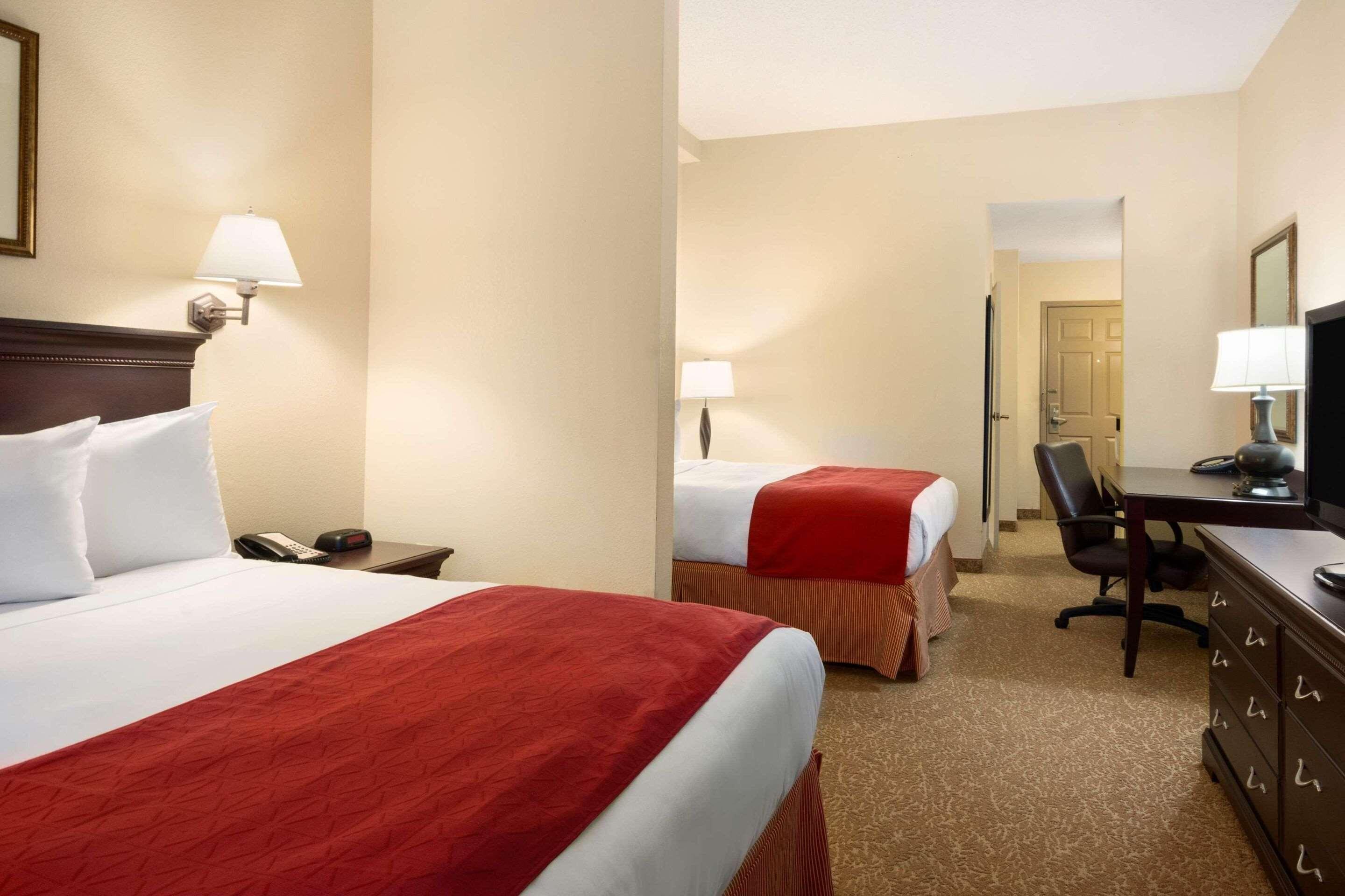 ROOM, KING AND QUEEN BED, ACCESSIBLE
