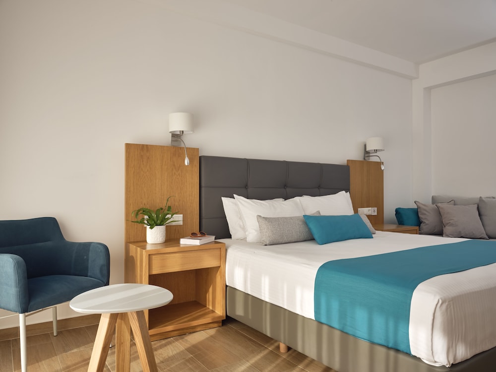 Cavo Orient Beach Hotel 6/50