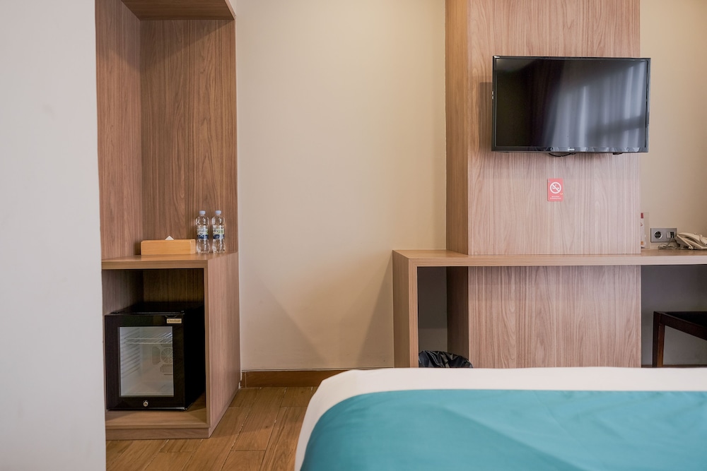 Sans Hotel Puri Indah Jakarta 33/62