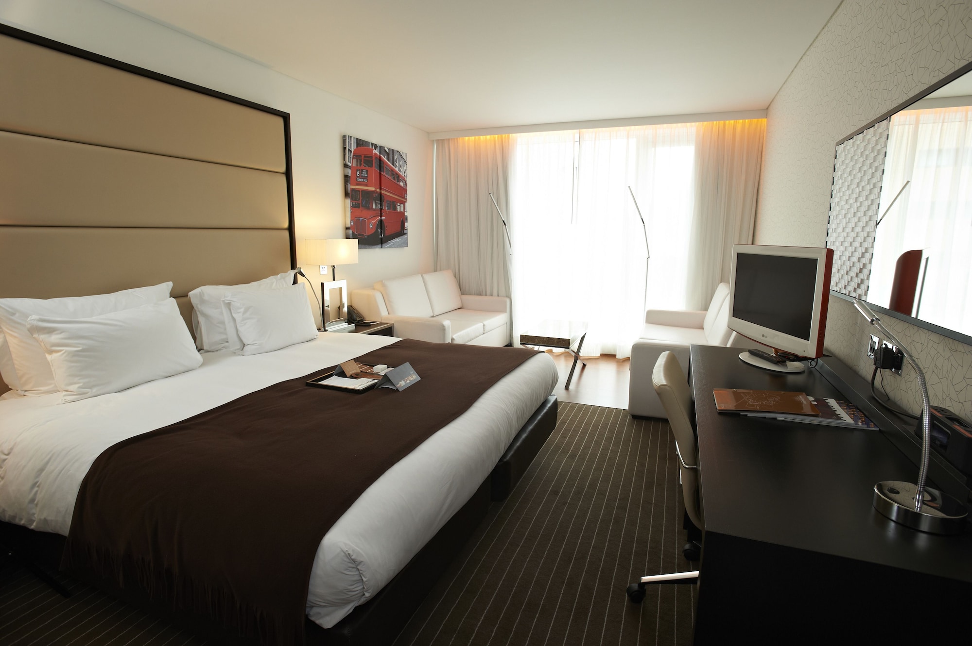 DELUXE, KING BED