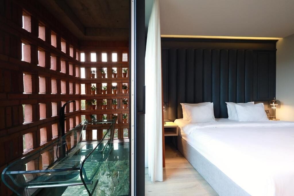 EXCLUSIVE, RIVER VIEW, BATHTUB